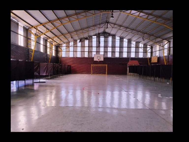 Los patios vacíos de la democracia.